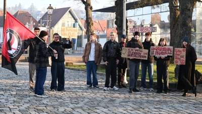 Bei einer Versammlung am Donnerstag sprachen sich junge Erwachsene auf dem Schlossplatz in Ansbach gegen eine Wehrpflicht aus. (Foto: Luca Paul)