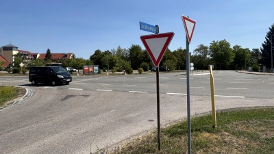 Im Kreuzungsbereich der Staatsstraße 2248 mitsamt der Einfahrt in das geplante Nahversorgungszentrum „Am Wasserturm” wird kein Kreisverkehr entstehen. Davon nahm der Stadtrat nun Abstand. (Foto: Florian Pöhlmann)