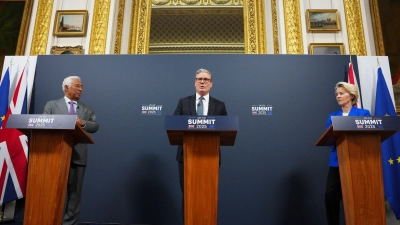 Die EU-Spitze und der britische Premierminister Starmer präsentierten die Einigung höchst zuversichtlich. (Foto: Carl Court/Getty Images Europe Pool/AP/dpa)