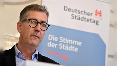 Christian Schuchardt kann sich weiter in Würzburg engagieren. (Archivbild) (Foto: Martin Schutt/dpa)