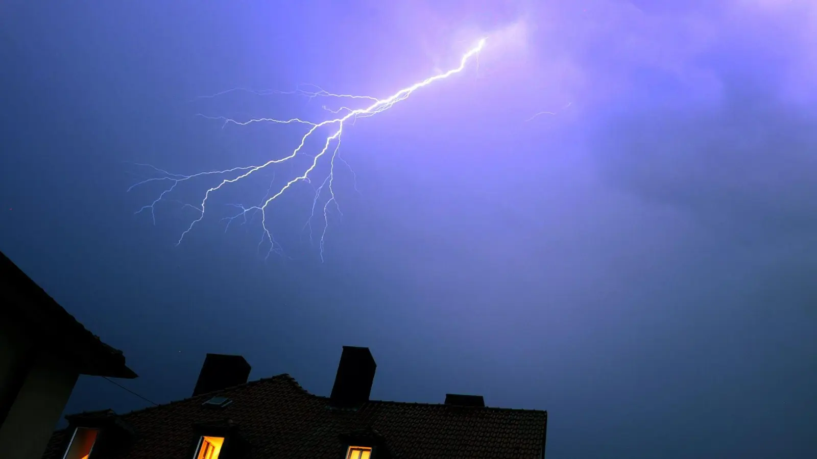 Blitz, Hagel, Donner: Das Unwetter sorgte für zahlreiche Einsätze, vor allem im Süden und Osten Bayerns. (Archivbild)  (Foto: Karl-Josef Hildenbrand/dpa/dpa-tmn)