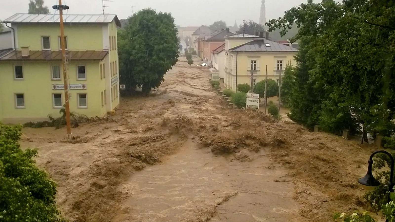 Vor fünf Jahren starben in Simbach am Inn bei einem gewaltigen Hochwasser fünf Menschen. (Archivbild) (Foto: Walter Geiring/dpa)