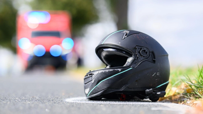 Die schwer verletzte Motorradfahrerin musste in ein Krankenhaus gebracht werden.  (Symbolbild: Julian Stratenschulte/dpa)