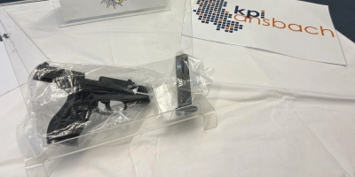 Diese Waffe wurde nach den Ermittlungen der Kriminalpolizei Ansbach bei den Überfällen auf die Filialen von dm und H&amp;M verwendet. (Foto: Florian Pöhlmann)