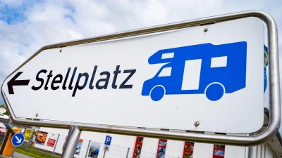 Ein Wohnmobil ist in Dinkelsbühl gegen die Fassade eines Supermarkts gekracht. (Symbolbild: Stefan Sauer/dpa)