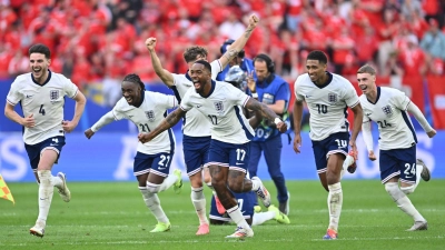 Jubel bei den Engländern: England gewinnt das Viertelfinale der Fußball-EM gegen die Schweiz  (Foto: Marius Becker/dpa)