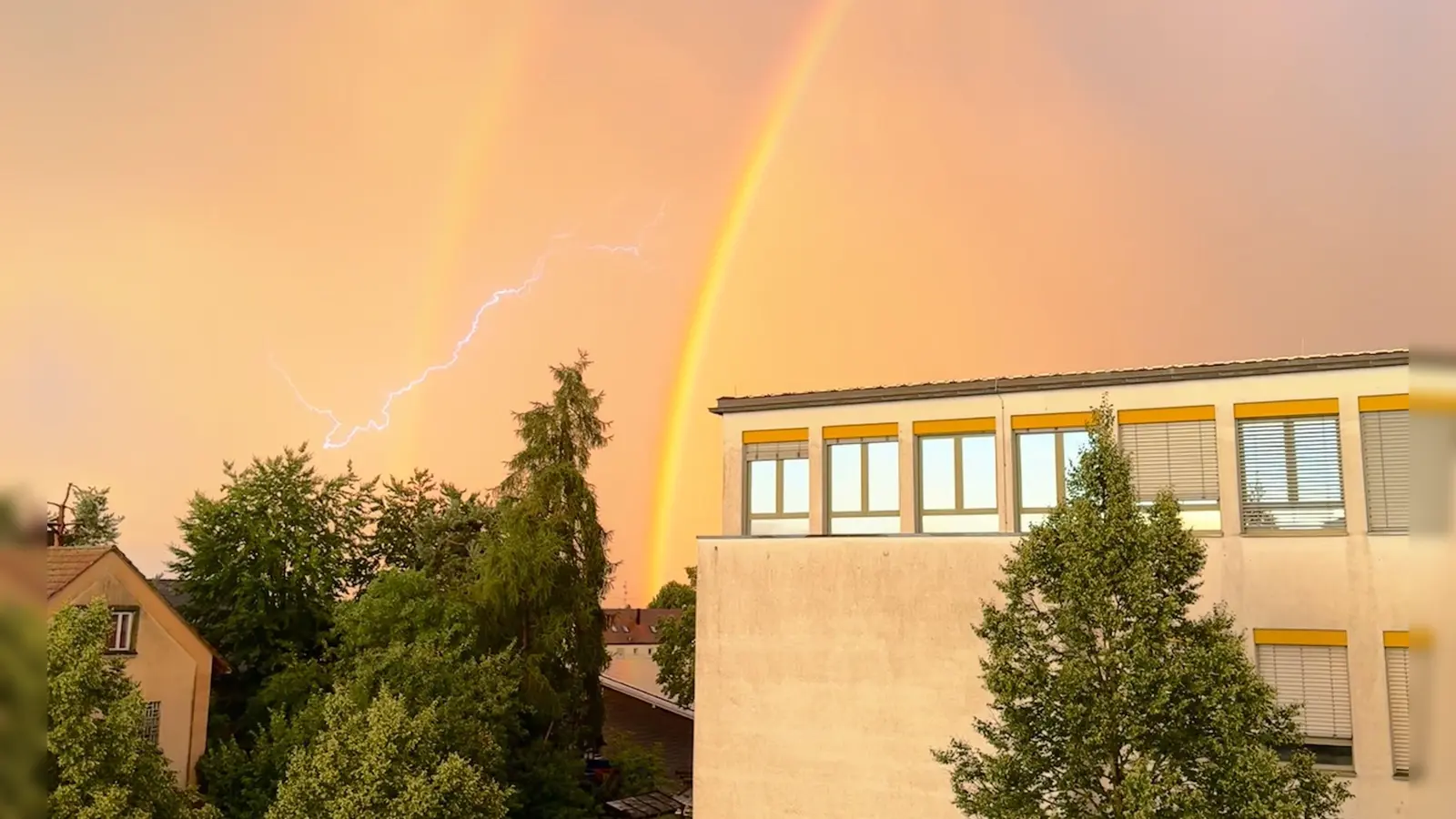 Auch in Heilsbronn konnte der gold-orange Himmel bestaunt werden. (Foto: Carolin Scholl)