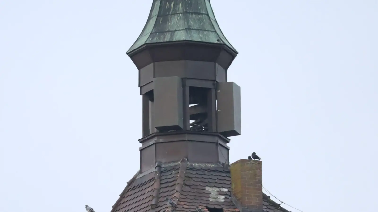 Umstrittene Verkleidung: Die nun installierten Kästen um die Antennen entsprechen nicht dem, was der Stadtrat sich versprach. (Foto: Gudrun Bayer)