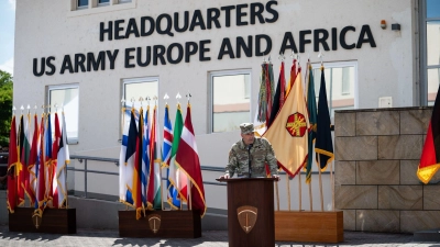 General Christopher Donahues Abschied am US-Militärstandort Wiesbaden geht feierlich im Freien über die Bühne. (Foto: Hannes P. Albert/dpa)