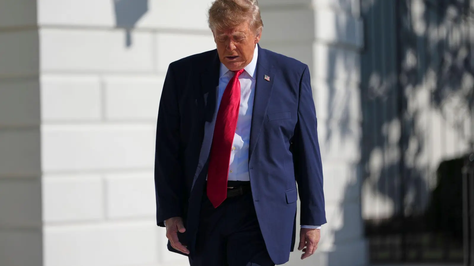Einige Demokraten fordern die Einsetzung eines unabhängigen Sonderermittlers, um Verbindungen von US-Präsident Donald Trump zum Sexualstraftäter Jeffrey Epstein unter die Lupe zu nehmen. (Archivbild) (Foto: Julia Demaree Nikhinson/AP/dpa)