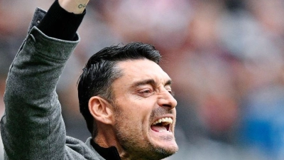 Leidenschaftlich an der Seitenlinie: Eintracht-Coach Albert Riera. (Archivbild)  (Foto: Uwe Anspach/dpa)