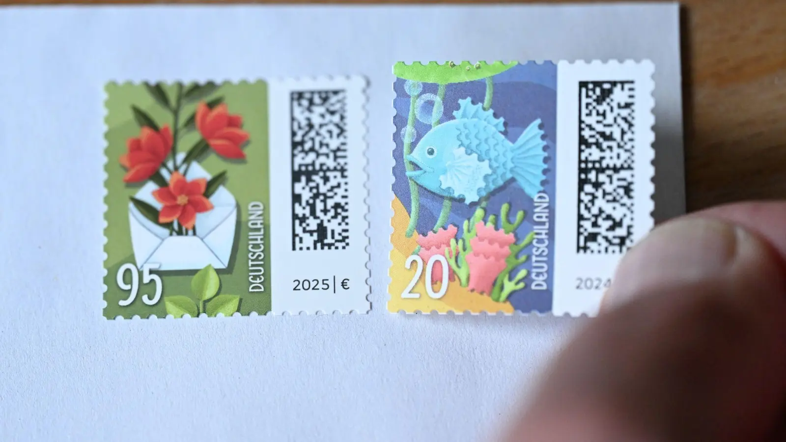 Die alte 95-Cent-Briefmarke bleibt auch nächstes Jahr noch gültig, aber dann sollte man eine 20-Cent-Extrabriefmarke hinzufügen. (Foto: Bernd Weißbrod/dpa)