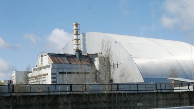 Die Überreste des 1986 havarierten Reaktors des Atomkraftwerks Tschernobyl werden inzwischen von einem Stahlbogen vor Wind und Wetter geschützt. (Archivfoto) (Foto: Efrem Lukatsky/AP/dpa)