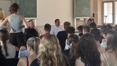 Die Schüler mit Vertreterinnen und Vertretern ihrer Parteien im Diskurs. (Foto: Franz Steinlein)