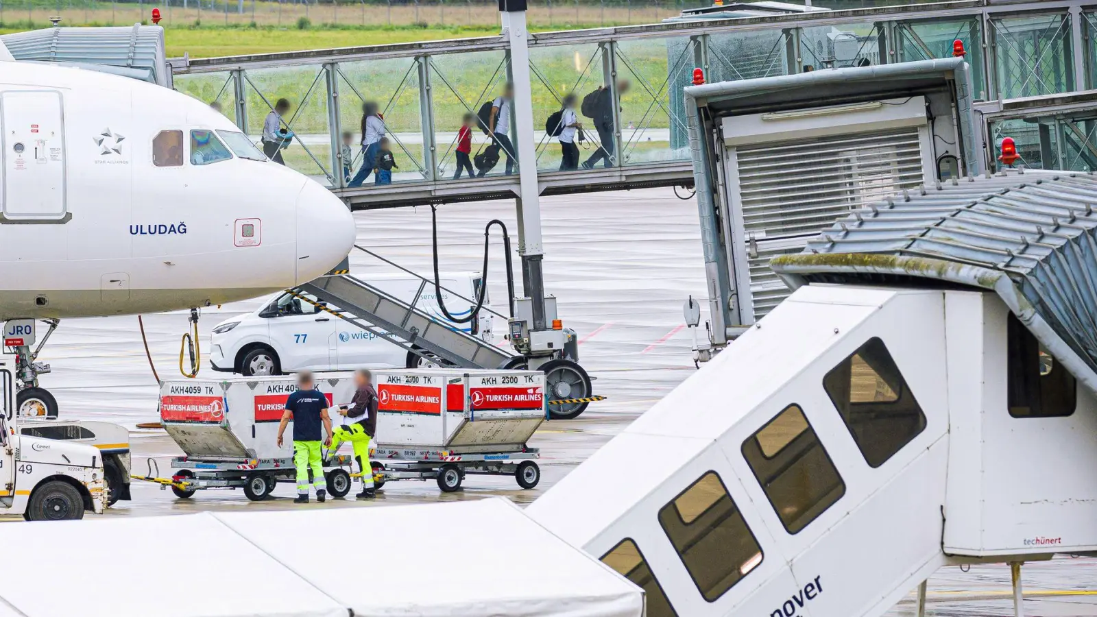 Trotz Stopp des Aufnahmeprogramms durften erneut einige Afghanen nach Deutschland ausreisen. (Foto: Moritz Frankenberg/dpa)