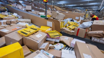 Pakete, so weit das Auge reicht - hier in einer DHL-Zustellbasis. (Symbolbild) (Foto: Rolf Vennenbernd/dpa)