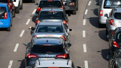 Vorausschauend statt hektisch: Wer ruhig bleibt und ausreichend Abstand hält, hilft, den Stau schneller aufzulösen. (Foto: Marijan Murat/dpa)