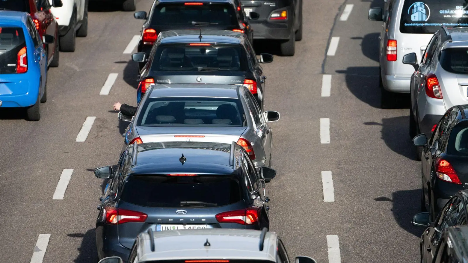 Vorausschauend statt hektisch: Wer ruhig bleibt und ausreichend Abstand hält, hilft, den Stau schneller aufzulösen. (Foto: Marijan Murat/dpa)
