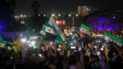 Die angekündigte Aufhebung der US-Sanktionen hat in Syrien große Freude ausgelöst.  (Foto: Omar Sanadiki/AP/dpa)