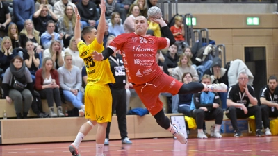 Nikola Becejac fliegt ein. Gegen Lohr (in Gelb Patrik Krisztian Dobos) erzielte er drei Tore für Rothenburg. (Foto: Martin Rügner)