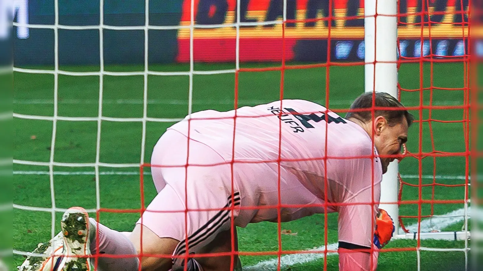 Damit hatte auch Manuel Neuer zunächst nicht gerechnet.  (Foto: Andreas Gora/dpa)