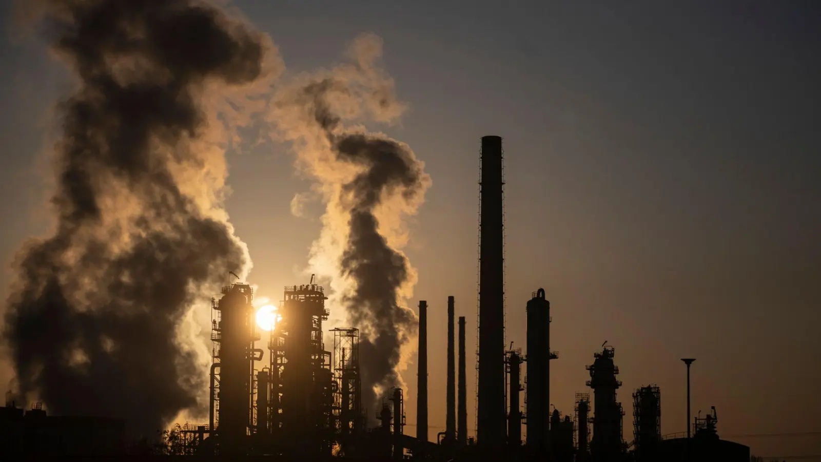 Der Iran-Krieg trifft die von Rohstoffen abhängige deutsche Wirtschaft hart. (Symbolbild) (Foto: Marijan Murat/dpa)