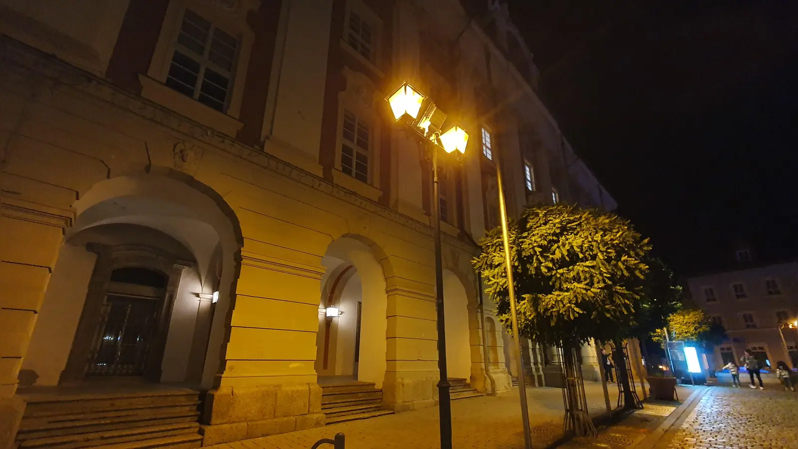 Die Straßenlaternen in Bad Windsheim gingen am Samstag zu früh wieder an. (Archivfoto: Anna Franck)