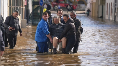 Zehntausende Helfer sind in Portugal und Spanien seit Wochen gegen die Folgen einer ganzen Serie schwerer Winterstürme im Einsatz. (Foto: Ana Brigida/AP/dpa)