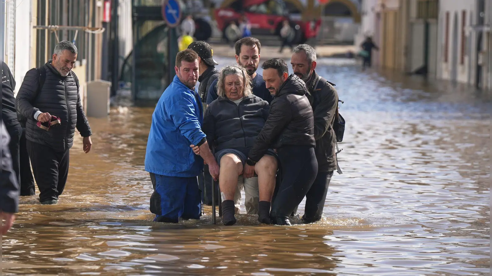 Zehntausende Helfer sind in Portugal und Spanien seit Wochen gegen die Folgen einer ganzen Serie schwerer Winterstürme im Einsatz. (Foto: Ana Brigida/AP/dpa)