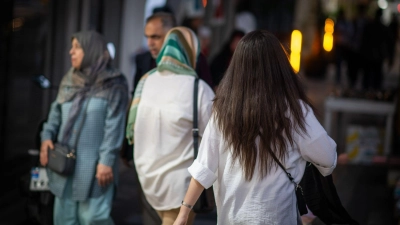 Seit Protesten vor zwei Jahren ignorieren viele Frauen im Iran die Kopftuchpflicht. (Archivbild) (Foto: Arne Immanuel Bänsch/dpa)