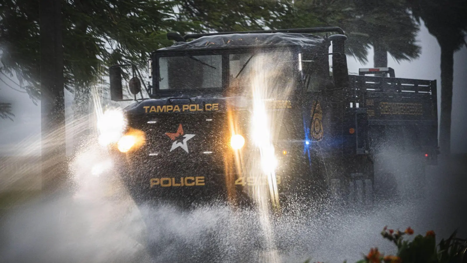 Die Polizei von Tampa im US-Bundesstaat Florida sichert wegen Sturm „Debby“ die Fahrbahnen. (Foto: Dave Decker/ZUMA Press Wire/dpa)