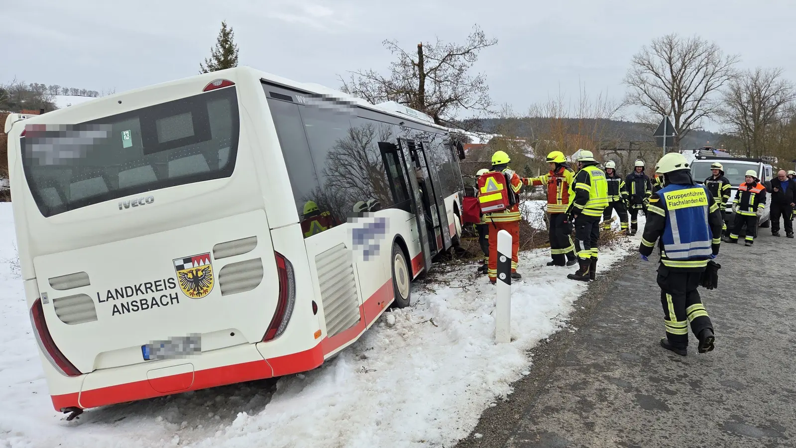 In einer leichten Rechtskurve rollte der Bus geradeaus von der Fahrbahn. (Foto: Rainer Weiskirchen)