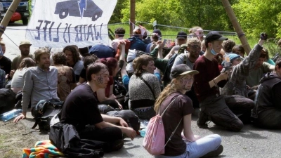 Aktivisten hatten von Mittwoch bis Sonntag in Grünheide bei Berlin gegen die Tesla-Fabrik protestiert. (Foto: Michael Ukas/tnn/dpa)