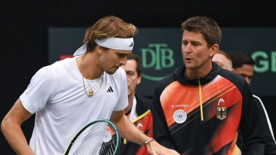 Davis-Cup-Teamchef Michael Kohlmann (r) ist überzeugt von Alexander Zverevs Potenzial. (Foto: Harald Tittel/dpa)