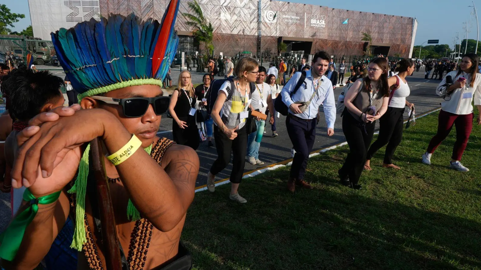 Indigener Protest blockiert Zugang zum COP30-Gipfel (Foto: Fernando Llano/AP/dpa)