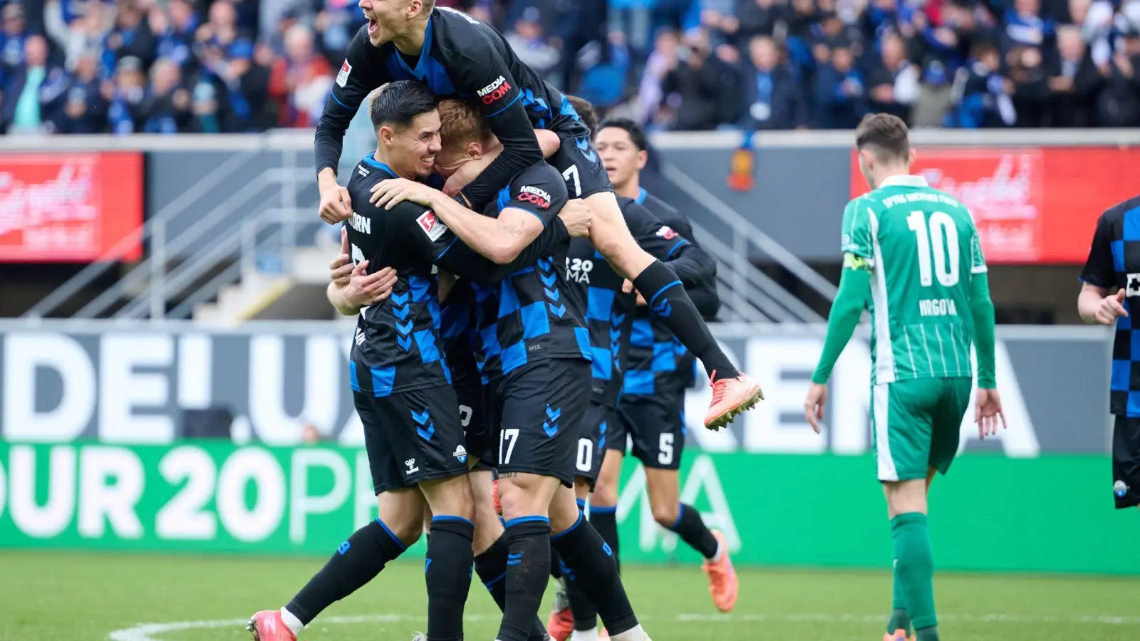 Paderborn jubelt über das Tor zum 1:0.  (Foto: Bernd Thissen/dpa)