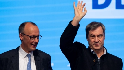 Es war ein kurzer Wahlkampf, aber kein langweiliger. Einen Tag vor dem Wahlsonntag demonstrieren die Vorsitzenden von CDU und CSU, Friedrich Merz und Markus Söder, noch einmal ihre Einigkeit. Was nach der Wahl kommt, steht auf einem anderen Blatt. (Foto: Sven Hoppe/dpa)