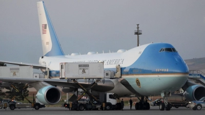 Container an der Regierungsmaschine (Archivbild). (Foto: Alex Brandon/AP/dpa)