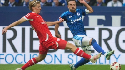 Schalke-Kapitän Kenan Karaman fand nach dem 0:1 gegen Mainz deutliche Worte. (Foto: Bernd Thissen/dpa)