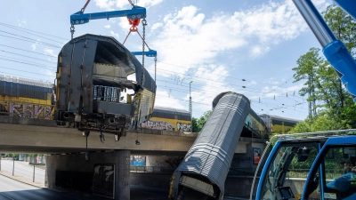 Die Räumung der Unfallstelle lief schneller als gedacht.  (Foto: Stefan Puchner/dpa)