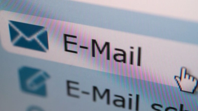 Zur Kontrolle: Manchmal möchten Arbeitgeber die geschäftlichen Mails der Angestellten mitlesen.  (Foto: Andrea Warnecke/dpa-tmn)