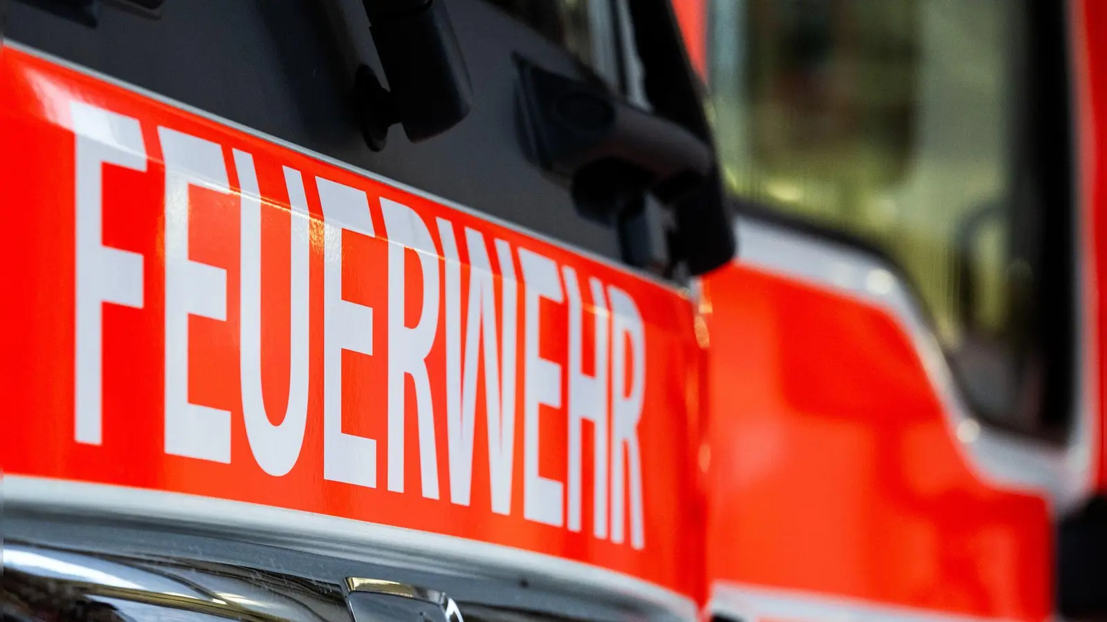 Die Feuerwehr verhinderte ein Übergreifen der Flammen auf weitere Gebäudeteile. (Symbolbild) (Foto: Soeren Stache/dpa)