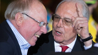 Franz Beckenbauer (r) und Uwe Seeler. (Foto: picture alliance/Hannibal Hanschke/dpa/Archivbild)