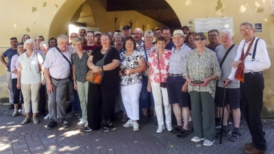 Die Reisegruppe vor der größten Kirchenburg Siebenbürgens in Tartlau. (Foto: Karl-Heinz Gisbertz)