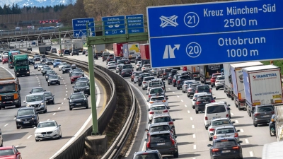 Zu Ferienbeginn und während der Osterfeiertage kann es bayernweit zu Staus kommen. (Archivbild) (Foto: Peter Kneffel/dpa)