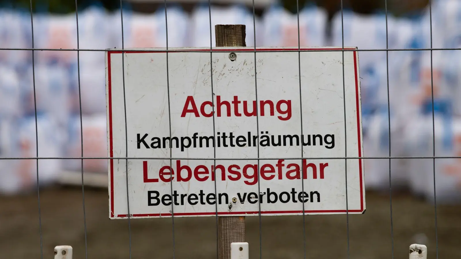 Aus Sicherheitsgründen mussten viele Leute ihre Wohnungen verlassen. (Symbolbild) (Foto: Swen Pförtner/dpa)