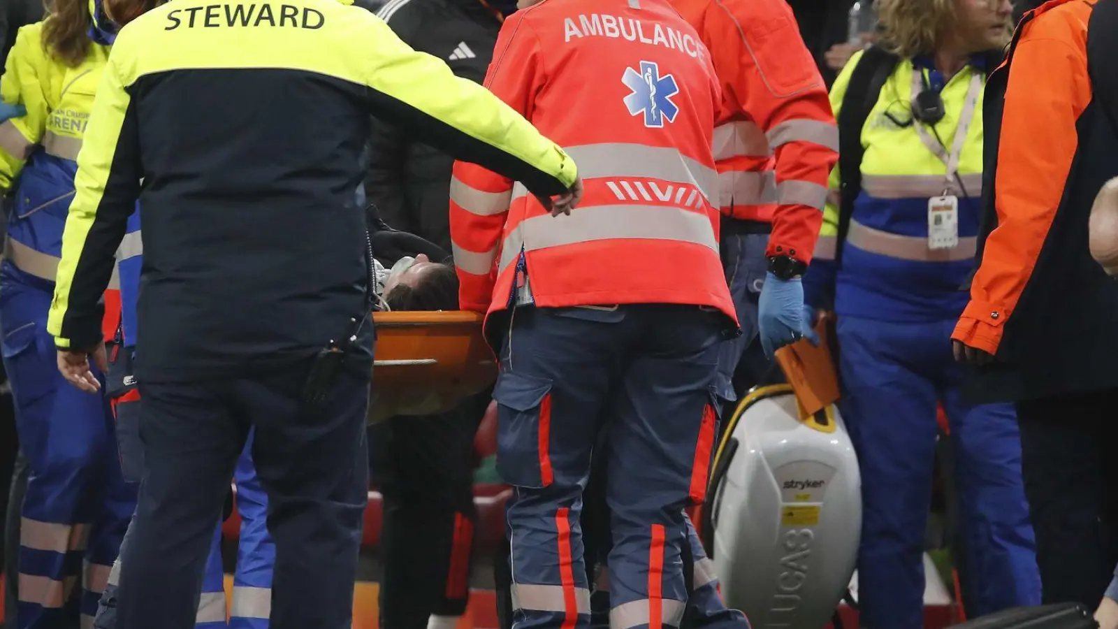 Beim Spiel in Amsterdam ist es zu einem medizinischen Notfall gekommen. (Foto: Bart Stoutjesdijk/ANP/dpa)