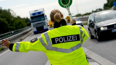 Die Polizei stoppt einen Holztransporter mit knapp 20 Tonnen Überladung. (Symbolbild) (Foto: Sven Hoppe/dpa)