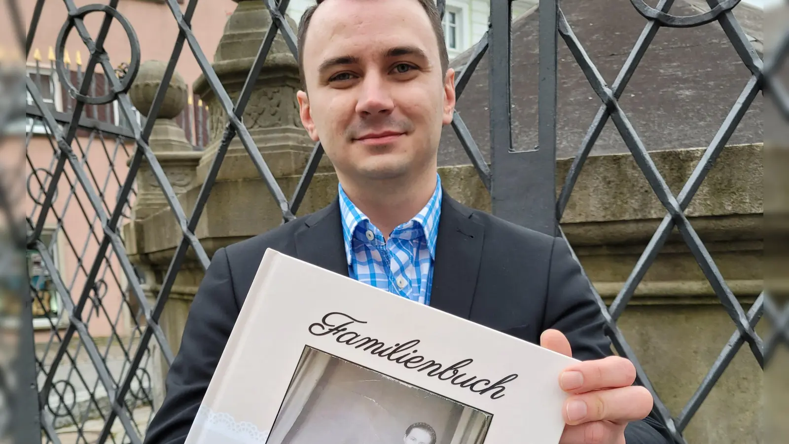 Der Bad Windsheimer Vladimir Hubert hat die Geschichte seiner Familie dokumentiert und für sie ein Buch daraus gemacht. (Foto: Nina Daebel)