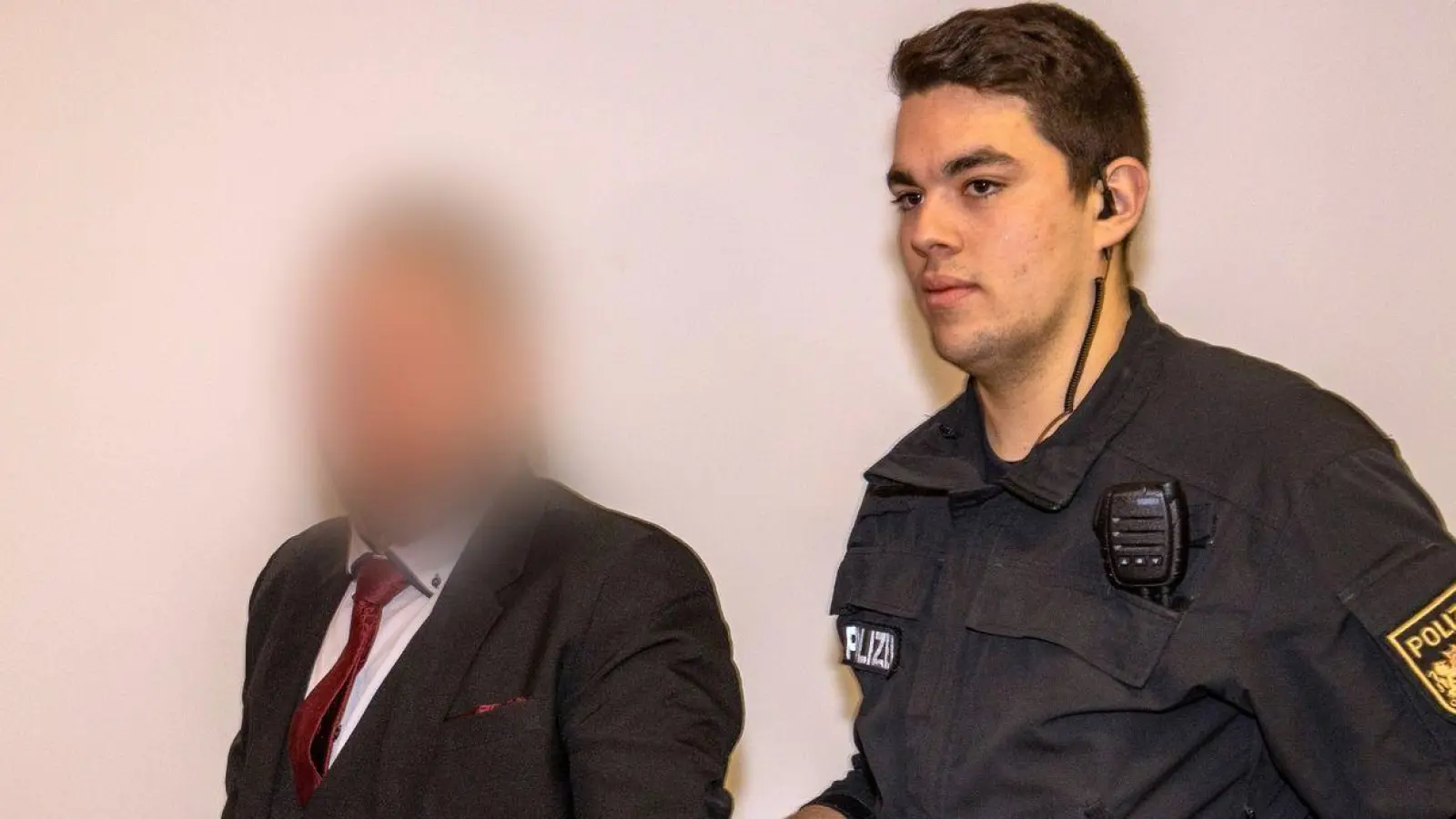 Der Angeklagte wird an Händen und Füßen gefesselt zum Gerichtssaal am Landgericht Schweinfurt gebracht. (Foto: Heiko Becker/dpa)